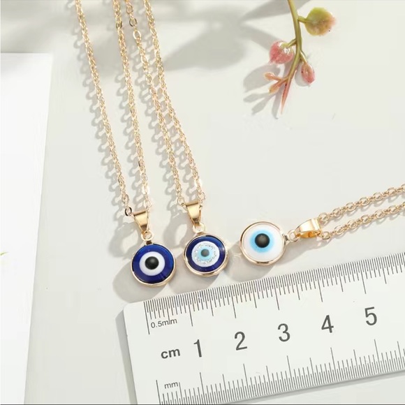 ***$8 BUNDLE*** Evil Eye Necklace - Picture 3 of 3